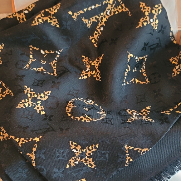 LOUIS VUITTON JUNGLE WOOL SILK SHAWL,SCARF, WRAP LIMITED EDITION, WINTER NEW